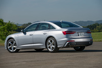 「アウディA6」というと、ワゴンの「アバント」のイメージが強いが、直近では意外や中古車の物件数はセダンのほうが多い様子。価格帯はともに「総支払額300万円台前半からスタート」といった感じだが、高年式の極低走行車については、A6アバントのほうが高額物件が多い印象だった。