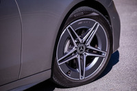 オプションの「AMGライン」を選択すると、18インチの「AMG5ツインスポークアルミホイール」が装備される。試乗車はこのホイールに前225/45R18、後ろ245/40R18サイズの「グッドイヤー・イーグルF1アシメトリック5」タイヤを組み合わせていた。