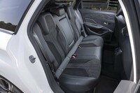 ホイールベースはハッチバックよりも50mm長いため、後席の足元空間にはゆとりがある。5人乗りだが、中央席の座面と背もたれにはアルカンターラが使われずテップレザーのみとなる。