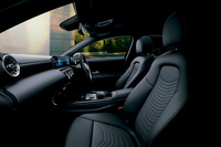 メーター部のひさしを廃止し、ワイドスクリーンを配置した特徴的なインストゥルメントパネルを採用。タービンを模したエアベント内もアンビエントライトで照らされるなど、上級モデルに匹敵する装備が「Aクラス」の自慢。エクステリア以上に新しさを感じさせるインテリアに仕上げられている。