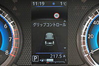 悪路走行を支援するアシスト機能も充実。ぬかるみなどで空転するタイヤにブレーキをかけて脱出をサポートする「グリップコントロール」が標準で装備され、また一定速で坂道を下る「ヒルディセントコントロール」は、前進・後退の双方に対応している。