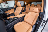 本革シートが標準装備される「NX350h“バージョンL”」のインテリア。写真の内装色は「ヘーゼル」と呼ばれるもので、“バージョンL”にのみ設定されている。