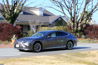 JC08モード計測による「LS500h」の燃費は、14.4～16.4km/リッター。新しいハイブリッドシステムの採用により、EV走行領域も拡大している。