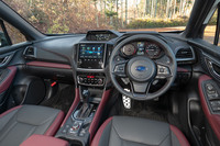 インテリアカラーはブラックとボルドーのツートン。内装の各所に専用のレッドステッチやブラックラスト塗装の装飾が施される。