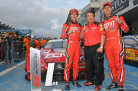 勝利を喜ぶLEXUS TEAM ZENT CERUMOの3人。写真左から、立川祐路、浜島裕英監督、そして石浦宏明。