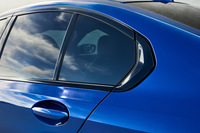 サイドウィンドウ後端、Cピラー側に施された装飾。これまでの「3シリーズ」では、ガラスエリアはリアドアまでで“完結”しており、こうした装飾は施されていなかった。