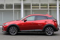 大幅改良を受けたCX-3のサイドビュー。CX-3のデザインはデビュー当初から高い評価を得ており、2016年のワールド・カー・オブ・ザ・イヤーでは「ジャガーXE」や同門の「ロードスター」と並んで、デザイン部門のトップ3に選出されている。ちなみに、ウィナーに輝いたのはロードスターである。