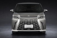 最新のレクサス各車が採用するスピンドルボディーデザインを採用。押し出しの強さはかなりのもの。