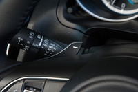 上級グレードの「ハイブリッドSL」にはシフトパドルが備わっている。