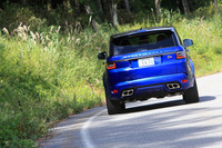 ことさら俊敏性をうたうことはないが、ドライバーの意思に忠実なハンドリングを披露。走行モードで「オート」を選べば、車両がシチュエーションを判断して、適宜足を引き締める。