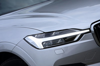 Tの字を横にしたデザインのヘッドランプ。北欧神話に登場する神が持つ「トールハンマー」がモチーフになっている。