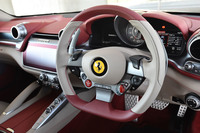 ステアリングホイールのセンターには、エンジンのスタートボタンのほか、走行モード（Ice／Wet／Comfort／Sport／ESC OFF）のセレクターがレイアウトされる。