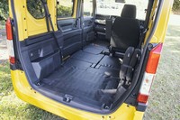 運転席を残し、フロアをフルフラットにした状態。この広々とした空間を活用するための仕切りやカーテン、フック類も多数用意されている。