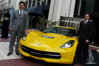 新型「シボレー・コルベット」と、ゼネラルモーターズ・ジャパン代表取締役社長の石井澄人氏（左）、同社セールスマーケティングディレクターのグレッグ・セデウィッツ氏（右）。