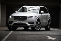 2014年にスウェーデンで発表された現行型「XC90」。ボルボが開発した新しいモジュラープラットフォーム「SPA」が採用されている。