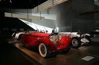 赤いクルマは1936年「500K スペシャルロードスター」。当時の最高級ツーリングカーで、現存数は5台だという。奥の白いクルマは、1928年「SSK 27/170/225ps」（オリジナル！）、スーパーチャージャー付き7.1リッター直6エンジンを搭載する。いずれもヴィンテージ物としては最上級クラス。