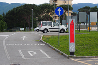 イタリア中部バルベリーノで。「太陽の道」インターチェンジ近くにあるマクドナルドのドライブスルー「マックドライブ」の入り口。