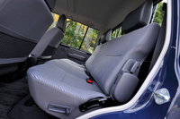 リアシートは左右一体型のベンチ式。ピックアップにも可倒機構が備えられている。