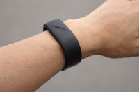 本文中に触れられている、防水・耐衝撃性のリストバンド型スマートキー。テールゲートにあるJAGUARロゴの“J”に接触させることで、車両の施錠／開錠ができる。