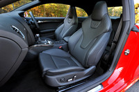 「RS 5」のロゴ入りスポーツシートには、シルクナッパレザーと呼ばれる上質な皮革が用いられる。