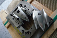 ボディーはアルミ製。金型を用いたプレス加工で作られる。