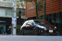 大胆な専用デカールが目を引くエクステリア。カーボンのボディーパーツや18インチアロイホイール、30mmのトレッド拡大、15mmのローダウン化などとも相まって、ベース車より引き締まった印象を受ける。