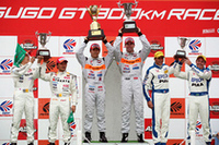 GT500クラスの表彰式。優勝はNO.8 ARTA NSX(伊藤大輔／ラルフ・ファーマン組：写真中央）、
2位にNO.18 TAKATA 童夢 NSX(道上龍／小暮卓史組：同左)、3位がNO.32 EPSON NSX(
ロイック・デュバル／ファビオ・カルボーン組)と、NSX勢が表彰台を独占した。