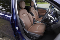 「ポップスタープラス」のフロントシート。8wayの電動調整機構とシートヒーターが装備される。