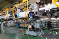 ハブに装着された青い治具に注目。自動車の足まわりは、車重がかかっている状態を再現するため、圧力をかけた状態で組み付けが行われる。そこで「S660」では、治具を通してハブに圧力をかけ、より忠実に「タイヤを介して地面に接地した」状態を再現しているのだ。
    