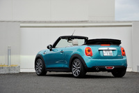 2015年の東京モーターショーで世界初公開された新型「MINIコンバーチブル」。日本では、2016年の3月2日（BMWジャパンいわく「MINIの日」）に発売された。