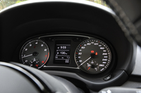 左側のタコメーターのダイヤルには「S1」のロゴ入り。右側のスピードメーターには280km/hまで記される。