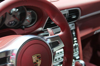 「911ターボ」のインテリア。一部で不満の声が聞かれたステアリングのシフトスイッチだが、パドルシフトも用意されるようになった。