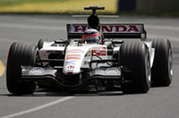 オーストラリアの“不発”はBARホンダ。佐藤琢磨（写真）は、予選1回目、アタック前のアウトラップ中に雨で滑りクラッシュ。スタンダードウェットタイヤが、ビショビショの路面状況に対応できなかったようだ。この時点でグリッド後方からの追い上げが必要となってしまった。レース序盤、佐藤はミハエル・シューマッハーらを従えて14位を走行。ジェンソン・バトンはスタートを失敗。両車とも中盤から抜け出せずにレースを終えた。他車の後方につくとマシンがナーバスになるという、「BAR007」のセンシティブな一面が出てしまったようだ。なお両ドライバーとも、1周前に形式上レースをリタイアした。今年から2GPを1エンジンで戦うルールとなったため、ポイント圏外で走り切るよりも、エンジンを交換できるほうにメリットを見出したためだ。（写真＝本田技研工業）