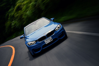 ワインディングロードを駆け上がる「M3セダン」。0-100km/hの加速タイムは4.1秒と公表される。