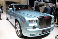 「ロールス・ロイスEX102」のスタイリングは、ガソリンエンジンを積んだ「ファントム」とほとんど変わらない。