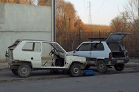 解体工場といえば「パンダ」の残骸。ただいま4×4オーナーが物色中。