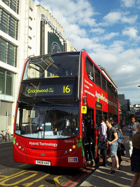 ロンドン・ビクトリア駅前で。