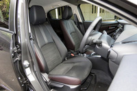 黒革内装ではシートはブラックとディープレッドのツートンカラーとなる。