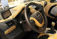 展示車のシートはトゥスカン（トスカーナ色）レザーとアルカンターラの組み合わせだった。