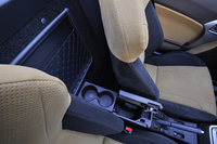 運転席と助手席との間には、小物入れからドリンクホルダー、冊子をおさめるネットまで、一通りの収納スペースが確保される。