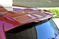 「M」および「G」グレードでは、大型のルーフスポイラーが標準で装着される。