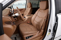 シートは「プレミアム」「プラチナム」ともに本革だが、革の種類が異なっており、プラチナムの場合、1、2列目にはセミアニリン仕上げのナッパレザー、3列目にはムーランレザーが用いられている。