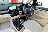 BMWの名にふさわしい高い質感を持つインテリア。シートカラーは「キャンベラ・ベージュ」。