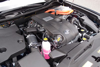 23.2km/リッター（JC08モード）の燃費を実現したハイブリッドモデルのパワーユニット。ベースエンジンは、先代モデルの3リッターV6から、2.5リッター直4に変更されている。