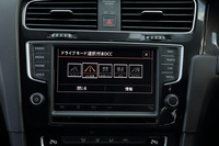 オプションで用意される「アダプティブシャシーコントロール“DCC”」の操作画面。ダンパーの減衰力や電動パワーステアリングの特性を切り替えることができる。