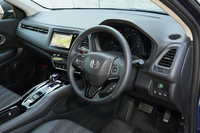 各グレードともインテリアカラーはブラックの設定。ハイブリッド車の上級グレード「ハイブリッドZ」のみ、ジャズブラウンとブラックの組み合わせとなる。