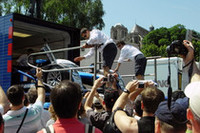 地元フランスのファンが首を長くして待ちわびたTEAM PEUGEOT TOTALのマシン。ジャコバン広場にトランポが到着後、ゲートが開くや、一斉に人だかりができた。