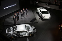 会場にはストリップダウンされた、ランニングシャシー状態の「ウラカン」（手前の銀の車両）も用意された。