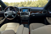 ナッパレザーの本革巻きウッドステアリングはAMGエクスクルーシブパッケージ（70万円）に含まれるオプション。