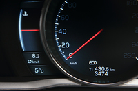 「エコプラスモード」走行時はエンジンレスポンス、シフトタイミングなどが変更され、65km/h以上での走行時にアクセルペダルから足を離すとトランスミッションとエンジンが切り離されて慣性走行する「エココースト」機能が作動する。